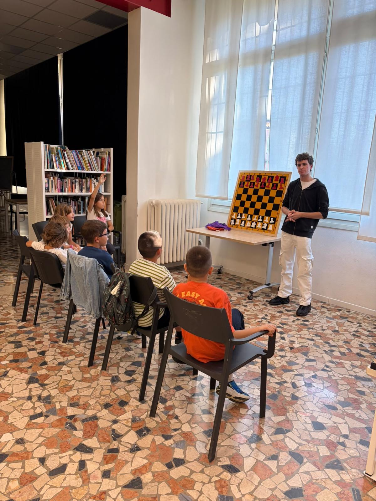 I più giovani alla lezione con la scacchiera murale