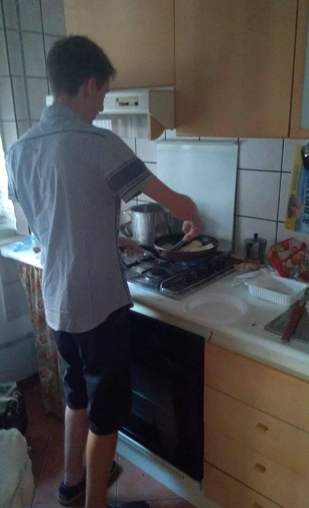 Nemmeno l'alimentazione è stata trascurata. Qui vediamo il Maestro Tommaso Bergamasco che cucina per loro, come pare abbia fatto ogni giorno
