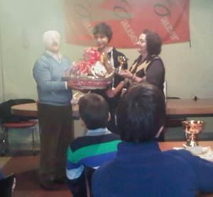Alessio Boraso riceve da Giacomo Scarsella il primo premio del torneo semilampo di Gallio 2012