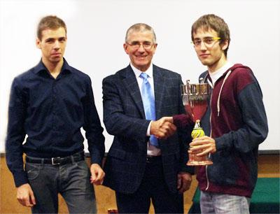 Edoardo Contin riceve la coppa riservata al vincitore del torneo C