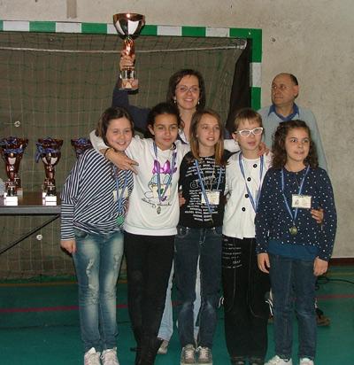 Le bambine della scuola Fogazzaro di Dueville, prime classificate nel torneo femminile delle scuole primarie, con la maestra Miriam