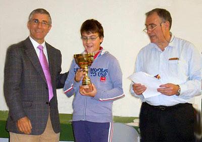 Lorenzo Lodici riceve dall'organizzatore e anima del torneo di Cavarzere, Renzo Renier, coppa e premio per il terzo posto assoluto. Con lui il Presidente del CRS Veneto, Tino Testolina