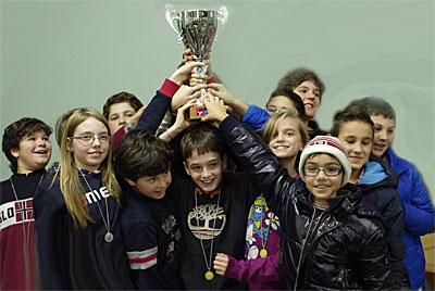 Bambini e bambine della scuola Anna Frank di Altavilla Vicentina, prima classificata nel torneo A
