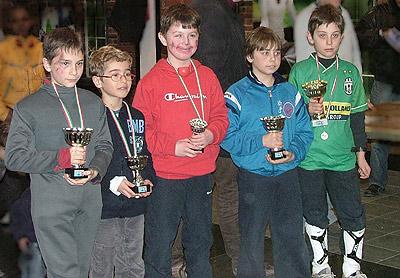 I premiati del torneo A assoluto: da sinistra a destra: Matteo Cindrellini (1°), Davide Pilato (2°), Ciccio de Ciccis (3°), Enrico Zanotto (4° e primo della scuola Pertile); Marco Visonà (5° e primo della scuola Fogazzaro)