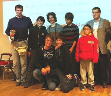 La nostra squadra riceve il premio per il 5° posto: In piedi, da sinistra a destra: Capitan Leone con la coppa, Jacopo Gennari, Bruno Della Sala, Alessio Boraso, Andrea Gennari, un organizzatore; accosciati: Gianluca Di Natale e Samuele De Grandi